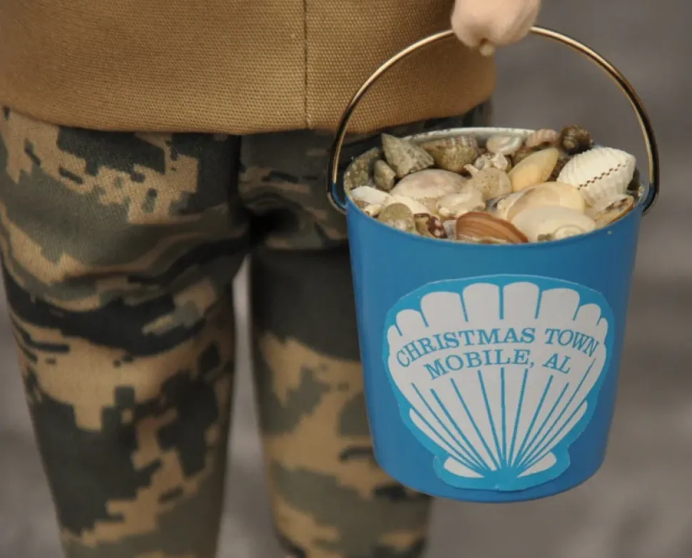 Byers Choice^Byers Choice Beach Santa With Sailboat Christmas Town Exclusive, , Znau171