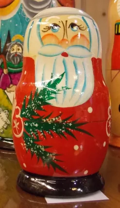 Santas^ALSH Nesting Santas With Greenery