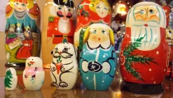 Santas^ALSH Nesting Santas With Greenery